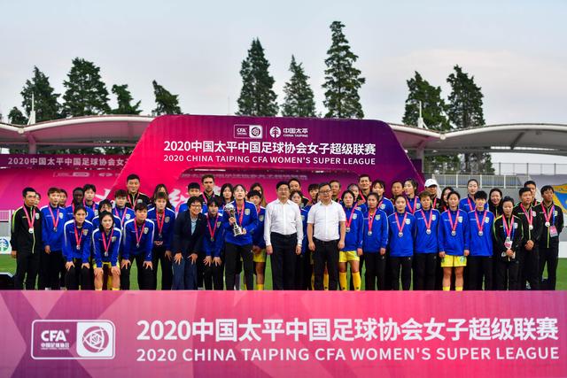 保罗乔治强势突破，双手扣篮震撼全场